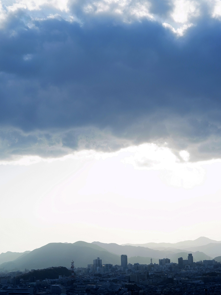 街の上の雲