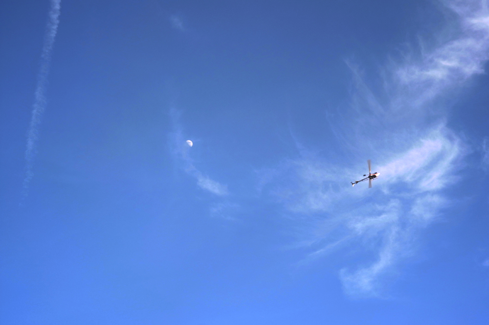 月とヘリと雲