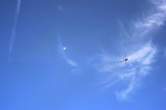 月とヘリと雲