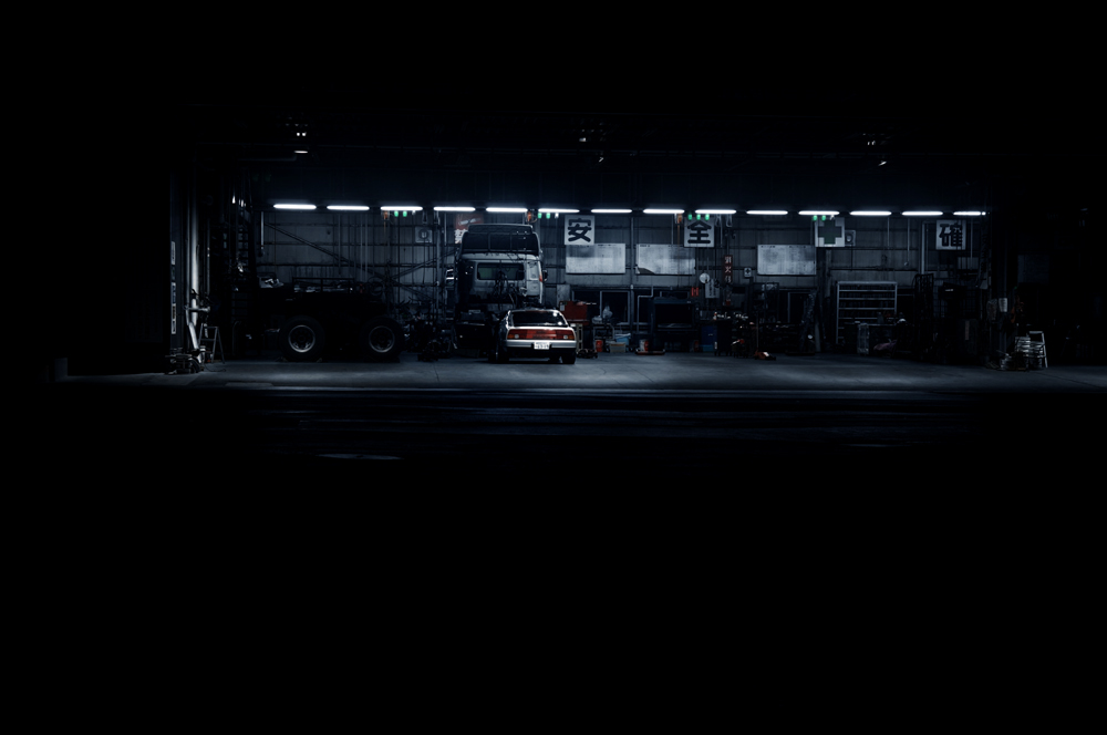 整備場の中の車