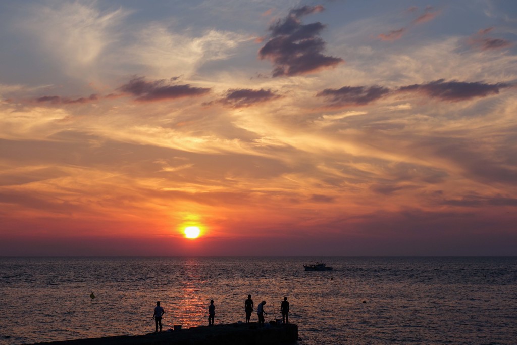秋の空、海と釣り人
