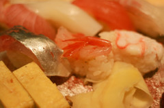 I like sushi .