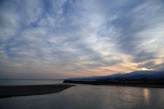 春の常願寺川河口にて