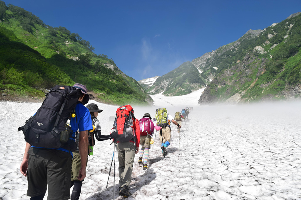 雪渓登山開始