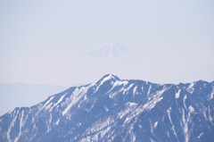 雄山山頂から遠く富士を