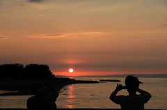 「綺麗な夕日だな～」、「そうね、いい景色ね」