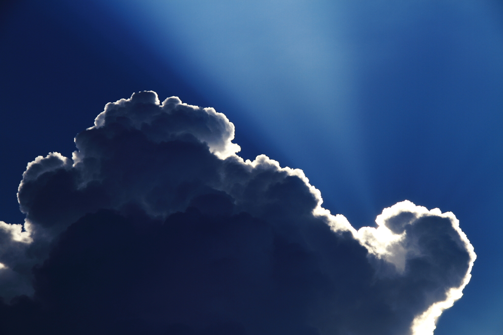 青空と太陽と雲のせめぎ合い