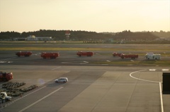 緊急着陸131028-160719-成田空港LB1E4105_R