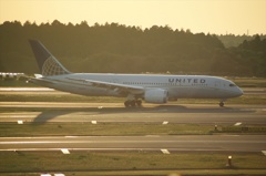 緊急着陸131028-160503-成田空港LB1E4063_R