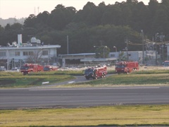 緊急着陸131028-160550-成田空港P1100005_R
