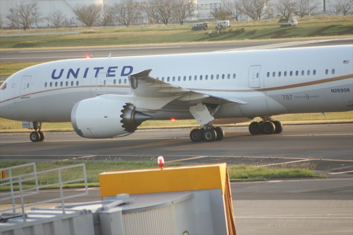 緊急着陸131028-160634-成田空港LB1E4093_R