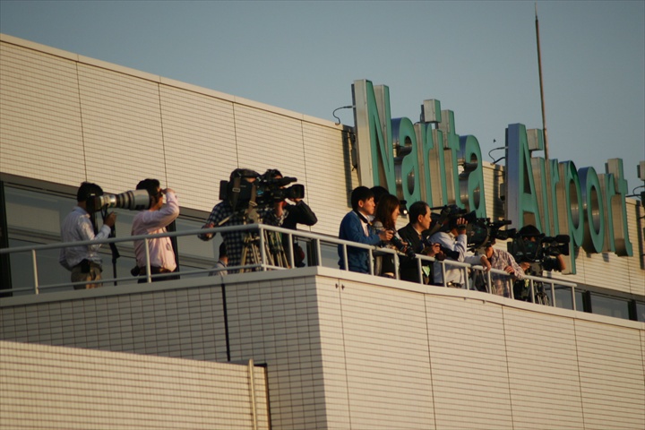 緊急着陸131028-160626-成田空港LB1E4088_R