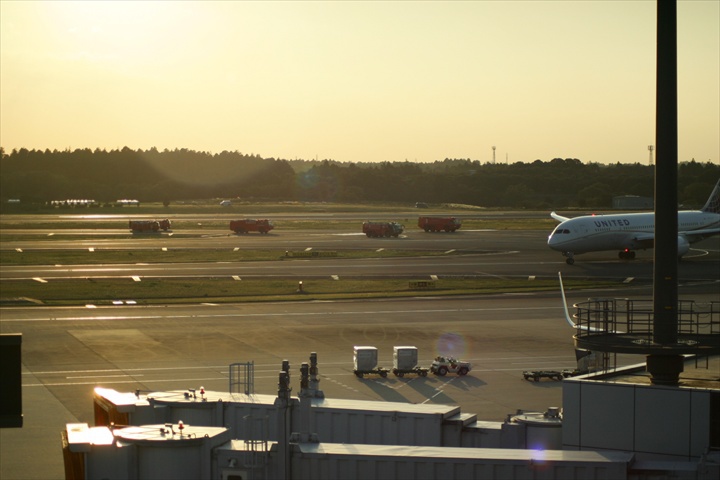 緊急着陸131028-160545-成田空港LB1E4078_R