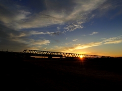 沈みゆく陽とJR鉄橋