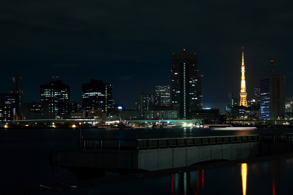 晴海埠頭より東京タワーを望む