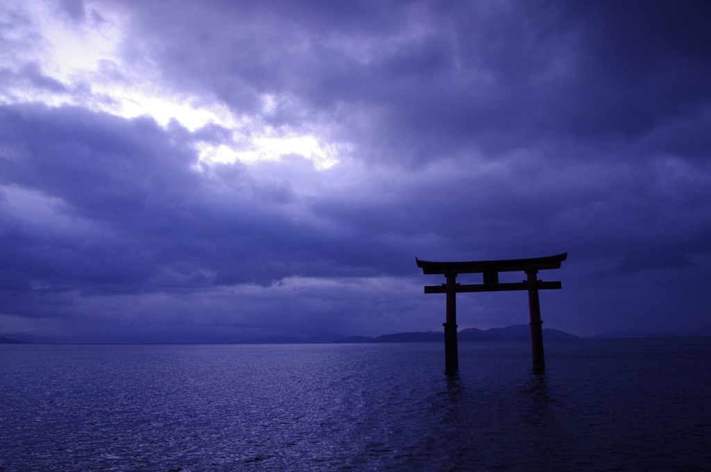 雲間から