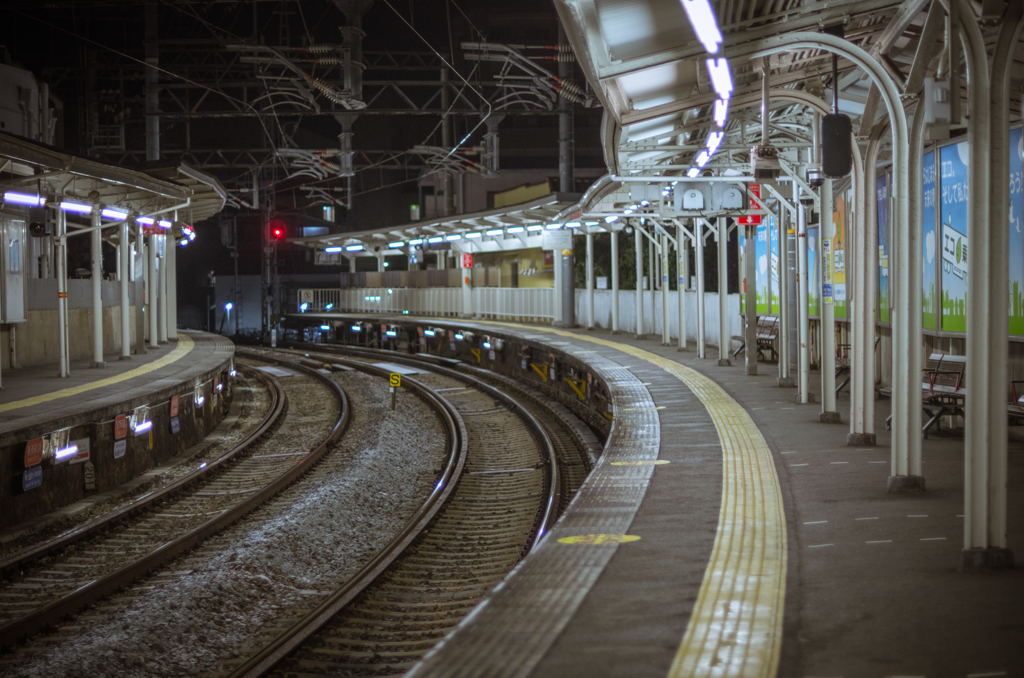 誰もいないホームに立つと..