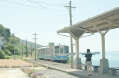 夏、駅。