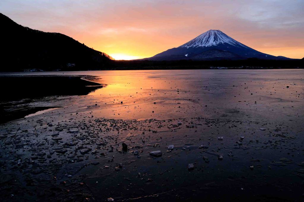 富士の夜明け～氷結の精進湖