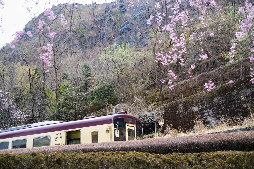 谷間の駅舎（間藤駅）