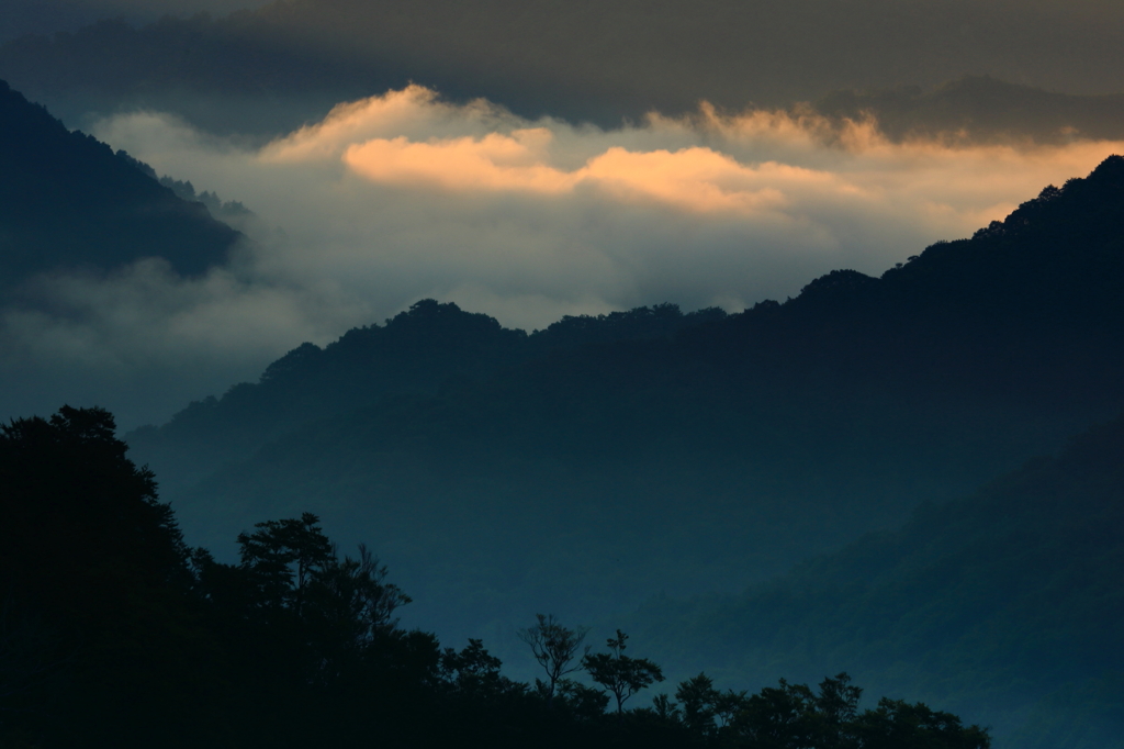 朝霧の夜明け、