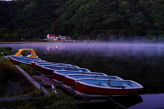 朝霧の湖畔