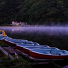 朝霧の湖畔