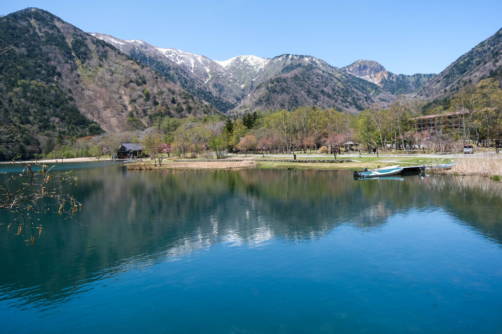 春の湯の湖畔