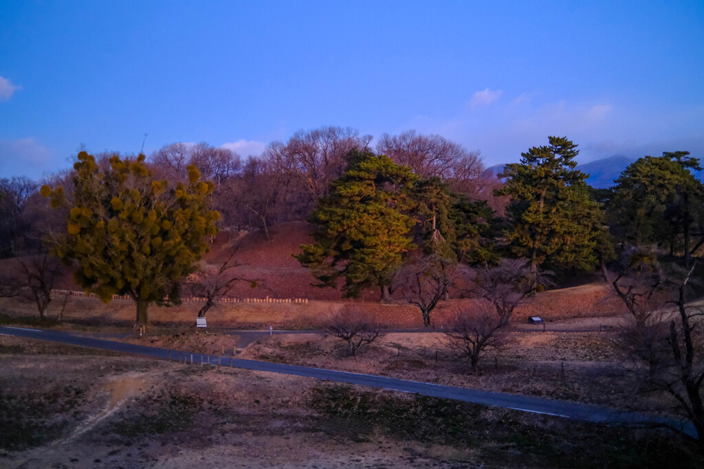 古墳の夜明け