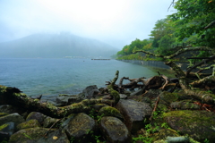 雨の湖畔、