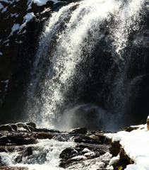 春を待つ浅間大滝、