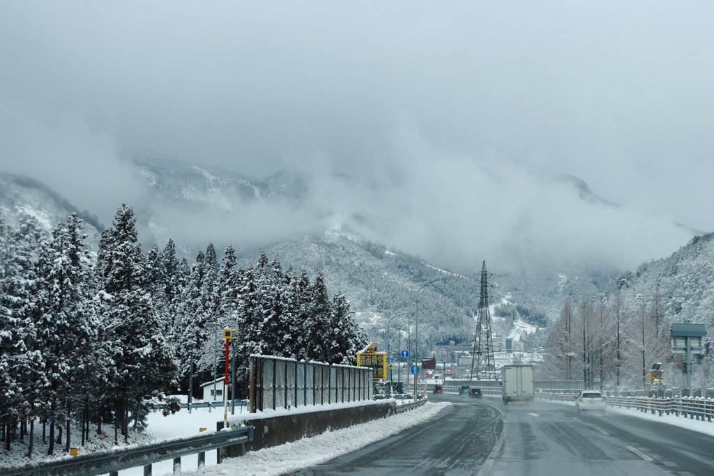 車窓から　トンネルを抜けるとそこは雪国だった、