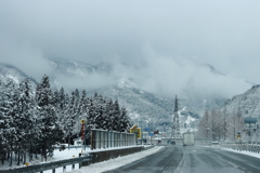 車窓から　トンネルを抜けるとそこは雪国だった、