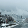車窓から　トンネルを抜けるとそこは雪国だった、