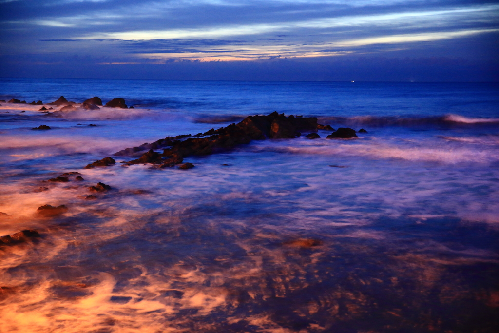 夜明けの海岸、
