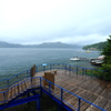雨の湖畔、