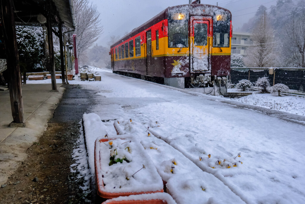 雪の駅舎1