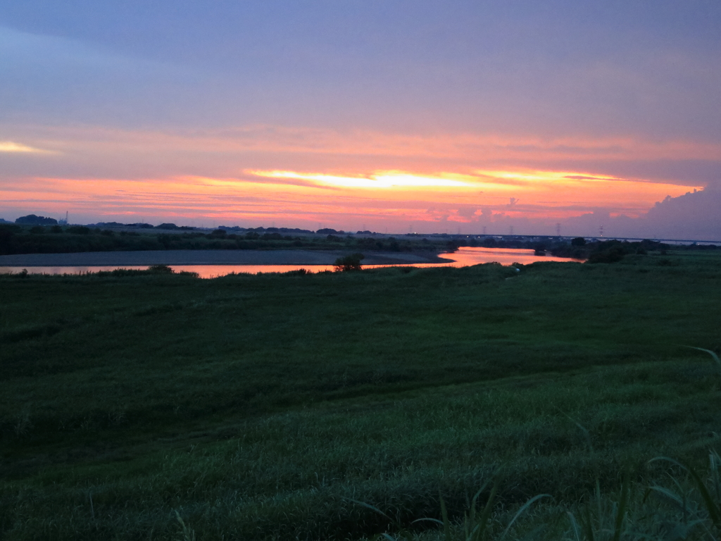 夕焼けの利根川、