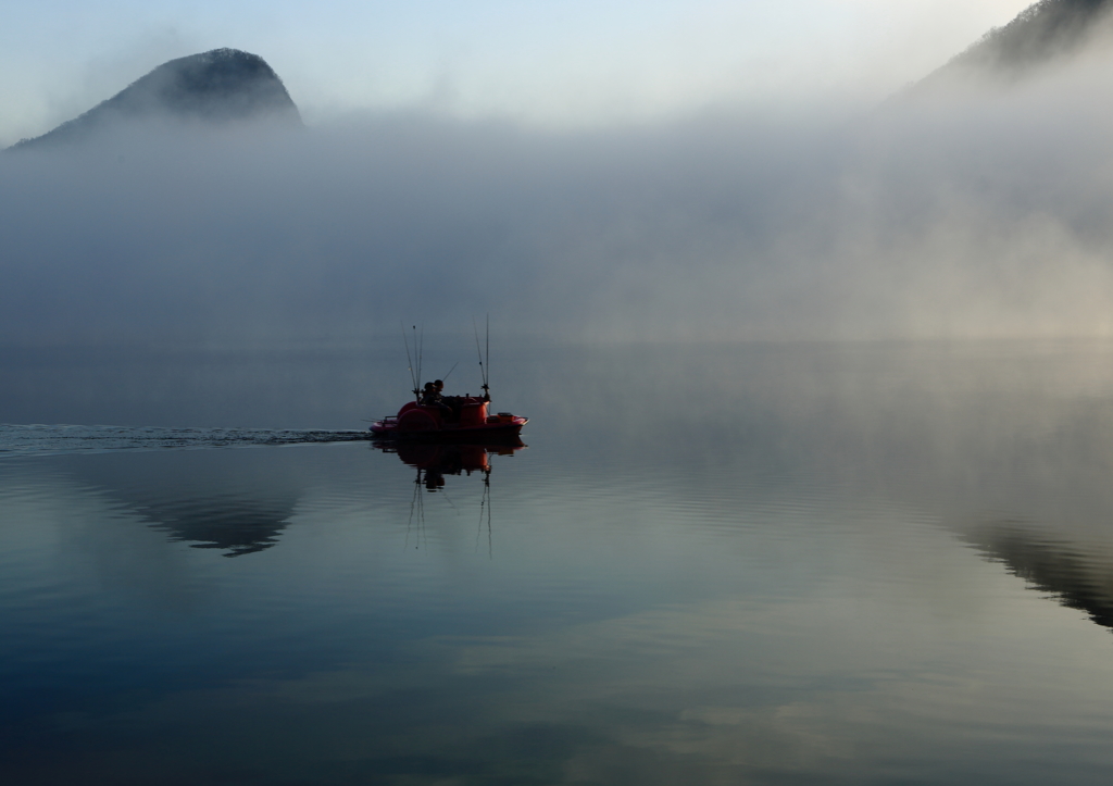 榛名湖の釣り人、