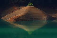 朝の奥多摩湖、
