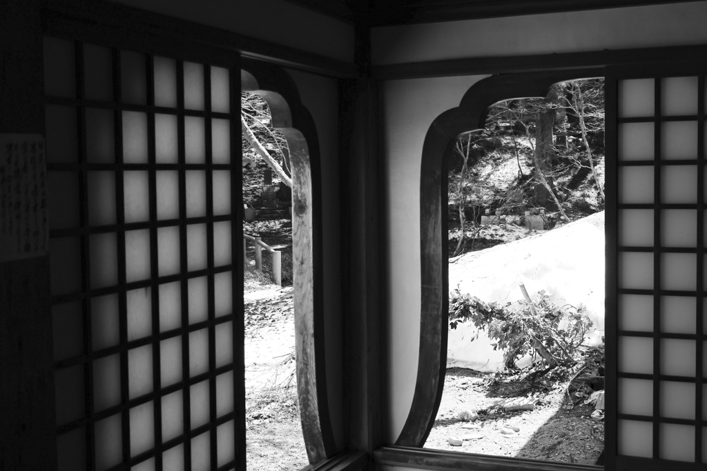 寺の窓、