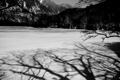 凍てつく湖畔