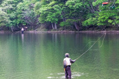 湯ノ湖の釣り人