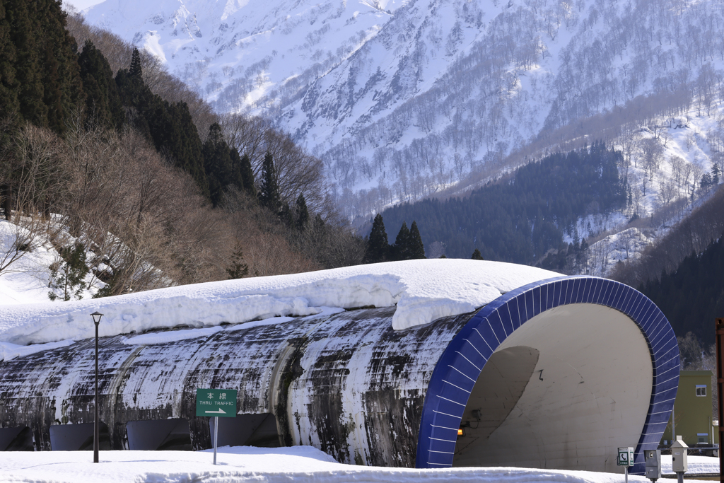 トンネルを越えると雪国だった、