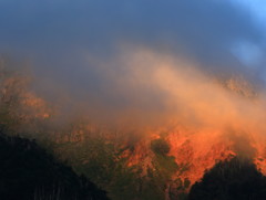 燃える山、