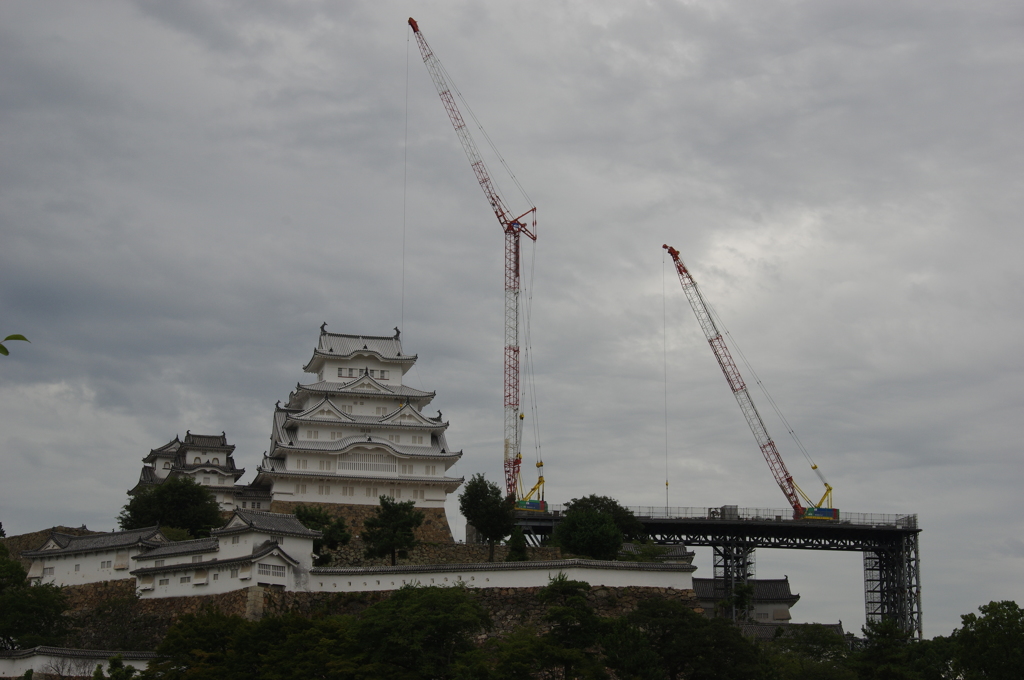 嵐の前の白鷺城