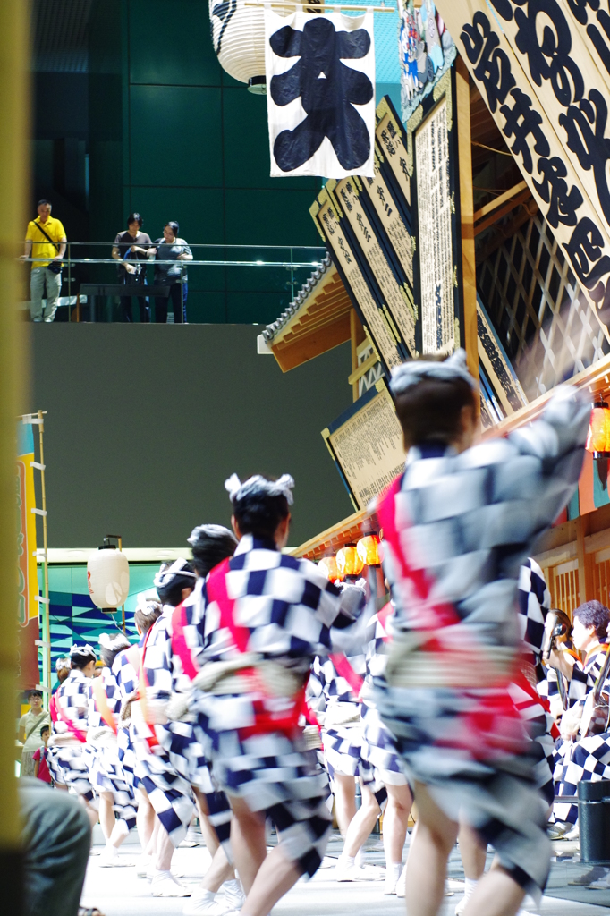 老いも若きも踊る