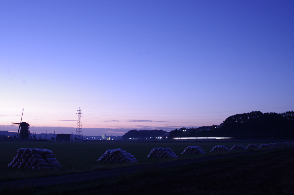 秋の夜明け
