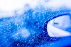 窓越しの雨