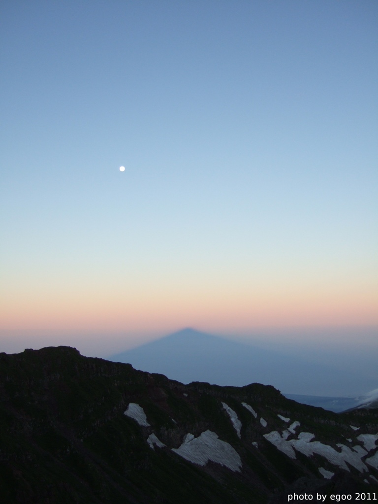 夜明けの影鳥海